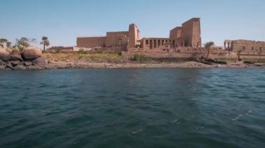 Aswan Barajı 'nın rezervuarında, Aswan Barajı' nın aşağısında ve Mısır Gölü Nasır Gölü 'nde bulunan bir ada merkezli tapınak kompleksi. Dış gün ışığı 