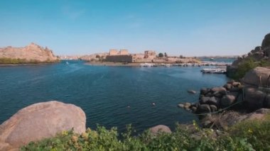 Aswan Barajı 'nın rezervuarında, Aswan Barajı' nın aşağısında ve Mısır Gölü Nasır Gölü 'nde bulunan bir ada merkezli tapınak kompleksi. Dış gün ışığı 