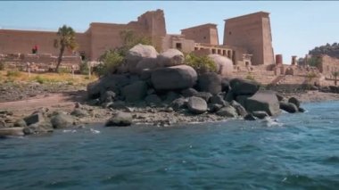 Aswan Barajı 'nın rezervuarında, Aswan Barajı' nın aşağısında ve Mısır Gölü Nasır Gölü 'nde bulunan bir ada merkezli tapınak kompleksi. Dış gün ışığı 