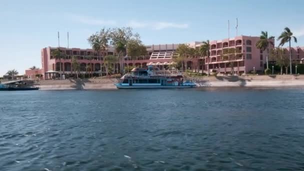 Aswan Daki Nil Nehri Mısır Gündüz Manzarası Piramisa Isis Adası — Stok video
