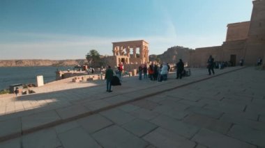 Aswan Barajı 'nın rezervuarında, Aswan Barajı' nın aşağısında ve Mısır Gölü Nasır Gölü 'nde bulunan bir ada merkezli tapınak kompleksi. İç gündüz çekimi. 