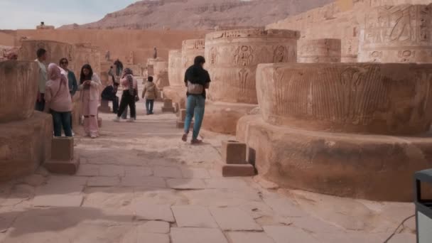 Hieroglyphs Columns Mortuary Temple Ramesses Iii Medinet Habu Luxor Egypt — 图库视频影像