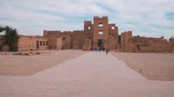 エジプト ルクソールのメディネ ハブにあるラムセス3世の霊廟外の日照 — ストック動画