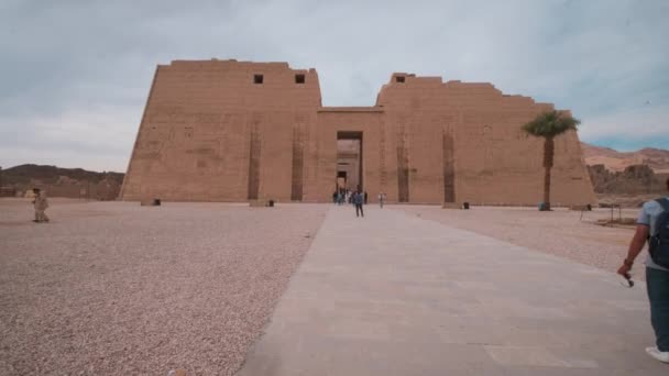 Mortuary Temple Ramesses Iii Medinet Habu Luxor Egypt External Daylight — Stock video
