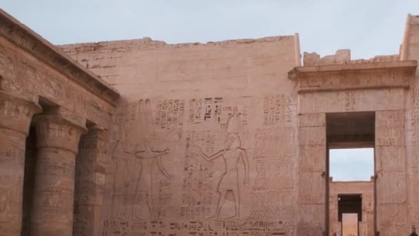 エジプト ルクソールのメディネ ハブにあるラムセス3世の霊廟 — ストック動画