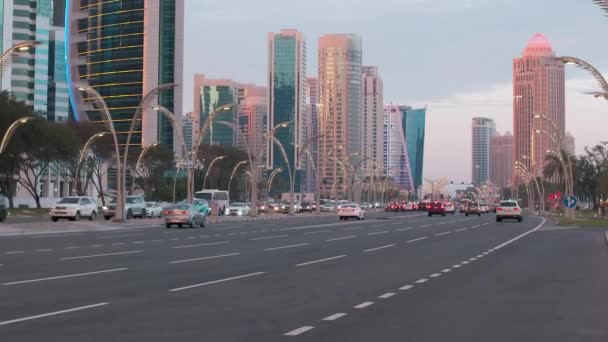 Doha Corniche Vid Sheraton Park Solnedgång Visar West Bay Skyskrapor — Stockvideo