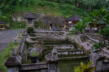Goa Gajah veya Fil Mağarası Endonezya 'nın Ubud yakınlarındaki Bali adasında yer almaktadır. 9. yüzyılda inşa edilmiş, bir sığınak olarak kullanılıyordu. Banyo tapınağı