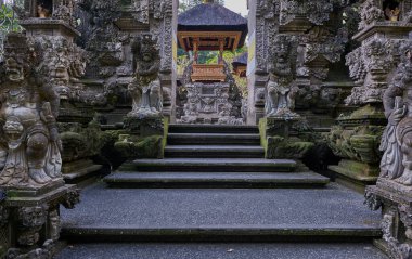 Pura Gunung Lebah, Gunung Lebah Tapınağı Ubud, Bali 'de bulunan süslü oymalarla süslenmiş antik bir tapınaktır.