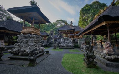 Pura Gunung Lebah, Gunung Lebah Tapınağı Ubud, Bali 'de bulunan süslü oymalarla süslenmiş antik bir tapınaktır.