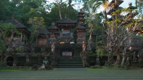Gunung Lebah Temple 是印度尼西亚巴厘岛乌布德的一座古寺 位于风景秀丽的丛林中 周围环绕着五彩斑斓的雕塑 — 图库视频影像