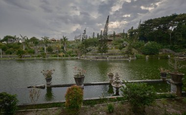 Ujung Su Sarayı Karangasem Regency, Bali, Endonezya 'da eski bir saraydır. Ayrıca Ujung Park, Waterpaleis veya Sukasada Park olarak da bilinir..