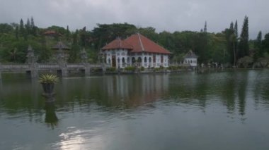 Ujung Su Sarayı Karangasem Regency, Bali, Endonezya 'da eski bir saraydır. Ayrıca Ujung Park, Waterpaleis veya Sukasada Park olarak da bilinir..