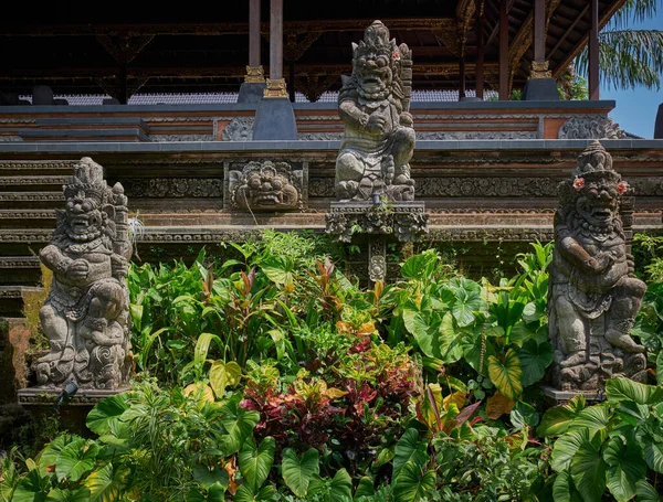 Ubud Saren Agung, resmî adıyla Puri Saren Agung, Endonezya 'nın başkenti Bali' de yer alan tarihi bir yapıdır..