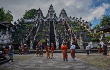 Karangasem Regency, Bali Endonezya - 28 Nisan 2023: Cennetin Kapısı Lempuyang Tapınağı, Lempuyang Dağı 'ndaki Bali tapınakları kümesi. Onlar en eski, en kutsal ve en saygı duyulan tapınaklardır.