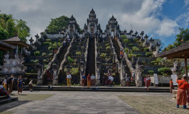 Karangasem Regency 'deki Cennet Kapısı Lempuyang Tapınağı, Bali Endonezya, Lempuyang Dağı' ndaki Bali tapınakları kümesi.