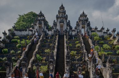 Karangasem Regency, Bali Endonezya - 28 Nisan 2023: Cennetin Kapısı Lempuyang Tapınağı, Lempuyang Dağı 'ndaki Bali tapınakları kümesi. Onlar en eski, en kutsal ve en saygı duyulan tapınaklardır.