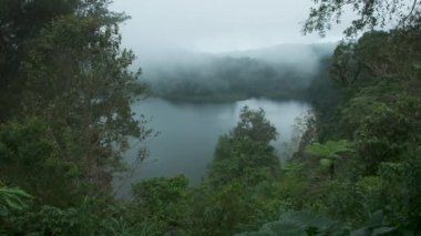 Bali İkiz Gölleri Bakış açısı hem Tamblingan Gölü 'ne hem de Bali Endonezya Munduk' taki Buyan Gölü 'ne bakıyor. 