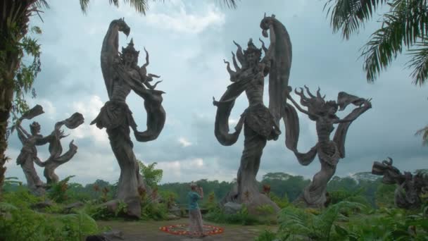 인도네시아에 Dedari Dedari 공원에는 동상이 있습니다 크기의 동상은 높이가 미터이고 — 비디오