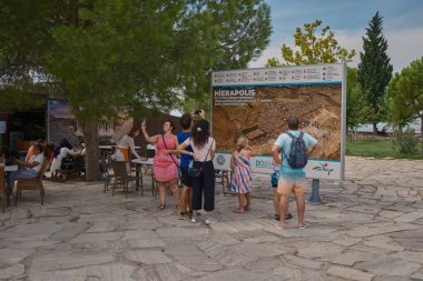 Türkiye 'nin Pamukkale kentindeki Hierapolis Arkeoloji Müzesi restore edilen Orta Roma hamamlarının kalıntıları arasında yer aldı.