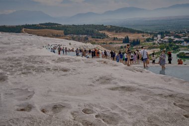 Pamukkale, Denizli Türkiye, Pamukkale Travertines, beyaz kireçtaşıyla çevrili doğal termal havuzlar, sert kayaların üzerinden geçerek ulaşılıyor..