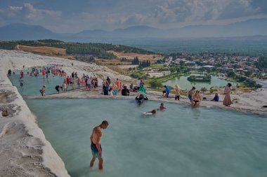 Pamukkale, Denizli Türkiye, Pamukkale Travertines, beyaz kireçtaşıyla çevrili doğal termal havuzlar, sert kayaların üzerinden geçerek ulaşılıyor..