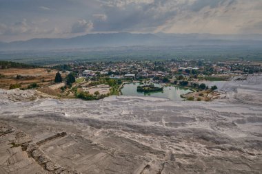 Pamukkale, Denizli Türkiye, Pamukkale Travertines, beyaz kireçtaşıyla çevrili doğal termal havuzlar, sert kayaların üzerinden geçerek ulaşılıyor..