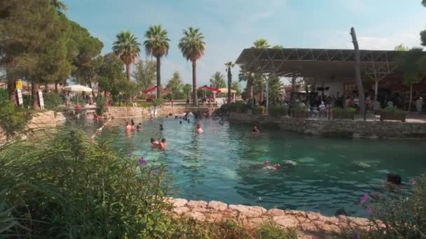 克利奥帕特拉古玩池 Cleopatra Antique Pools 也被称为Pamukkale古玩池 Pamukkale Antique Pool 是联合国教科文组织的一个世界遗产所在地 位于古城希拉波利斯 — 图库视频影像