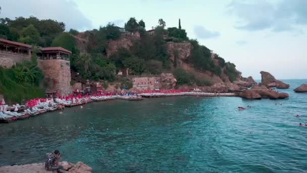 トルコのアンタルヤのケーレッツ古い町の麓にある旧市街マリーナ アンタルヤで最初の港でした 小さなビーチがあって — ストック動画