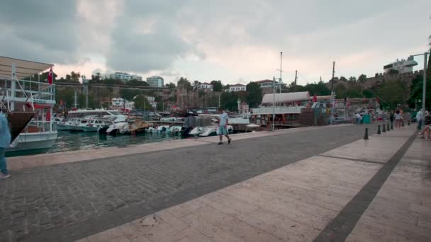 トルコのアンタルヤのケーレッツ古い町の麓にある旧市街マリーナ アンタルヤで最初の港でした まだ漁船やヨットで活躍しています — ストック動画