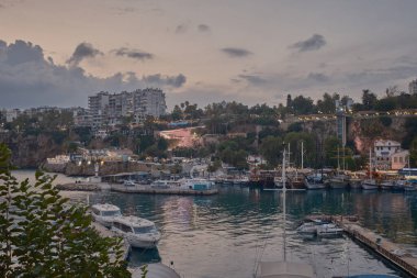 Antalya 'nın Kaleici ilçesinin eteğindeki eski Marina kenti. Antalya 'nın ilk limanıydı. Hala balıkçı tekneleri ve yatlarla aktif.