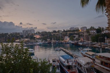 Antalya 'nın Kaleici ilçesinin eteğindeki eski Marina kenti. Antalya 'nın ilk limanıydı. Hala balıkçı tekneleri ve yatlarla aktif.