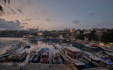 Antalya 'nın Kaleici ilçesinin eteğindeki eski Marina kenti. Antalya 'nın ilk limanıydı. Hala balıkçı tekneleri ve yatlarla aktif.