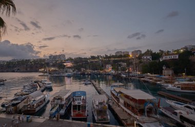 Antalya 'nın Kaleici ilçesinin eteğindeki eski Marina kenti. Antalya 'nın ilk limanıydı. Balıkçı tekneleriyle hala aktif.