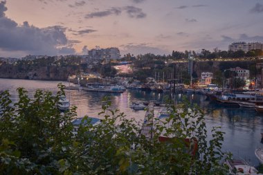 Antalya 'nın Kaleici ilçesinin eteğindeki eski Marina kenti. Antalya 'nın ilk limanıydı. Hala balıkçı tekneleri ve yatlarla aktif.
