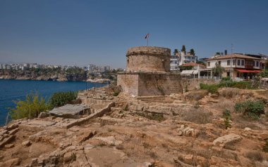 Antalya 'nın Kaleici ilçesinin eteğindeki eski Marina kentindeki Hidirlik Kulesi. Romalılar tarafından 2. yüzyılda inşa edilmiş yuvarlak bir taş kule.
