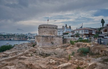 Antalya 'nın Kaleici ilçesinin eteğindeki eski Marina kentindeki Hidirlik Kulesi. Romalılar tarafından 2. yüzyılda inşa edilmiş yuvarlak bir taş kule.