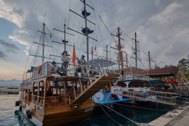 Antalya 'nın Kaleici ilçesinin eteğindeki eski Marina kenti. Antalya 'nın ilk limanıydı. Balıkçı tekneleriyle hala aktif.