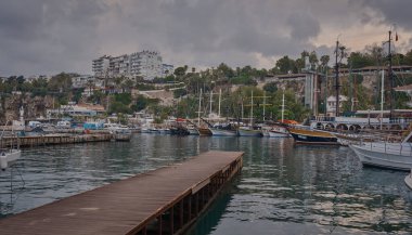 Antalya 'nın Kaleici ilçesinin eteğindeki eski Marina kenti. Antalya 'nın ilk limanıydı. İçinde küçük bir plaj ve yatlar var.
