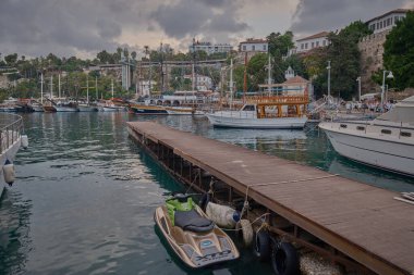 Antalya 'nın Kaleici ilçesinin eteğindeki eski Marina kenti. Antalya 'nın ilk limanıydı. İçinde küçük bir plaj ve yatlar var.