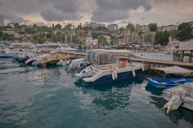 Antalya 'nın Kaleici ilçesinin eteğindeki eski Marina kenti. Antalya 'nın ilk limanıydı. Hala balıkçı tekneleri ve yatlarla aktif.