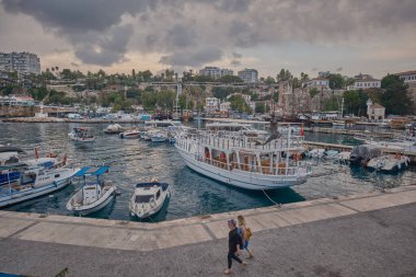 Antalya 'nın Kaleici ilçesinin eteğindeki eski Marina kenti. Antalya 'nın ilk limanıydı. Hala balıkçı tekneleri ve yatlarla aktif.