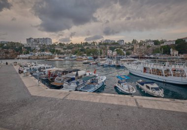 Antalya 'nın Kaleici ilçesinin eteğindeki eski Marina kenti. Antalya 'nın ilk limanıydı. Hala balıkçı tekneleri ve yatlarla aktif.