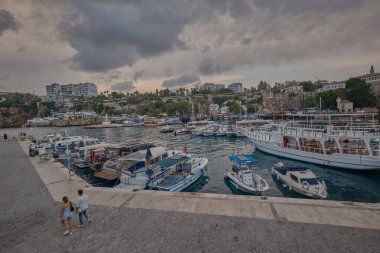 Antalya 'nın Kaleici ilçesinin eteğindeki eski Marina kenti. Antalya 'nın ilk limanıydı. Hala balıkçı tekneleri ve yatlarla aktif.