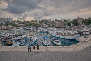 Antalya 'nın Kaleici ilçesinin eteğindeki eski Marina kenti. Antalya 'nın ilk limanıydı. Hala balıkçı tekneleri ve yatlarla aktif.