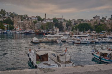Antalya 'nın Kaleici ilçesinin eteğindeki eski Marina kenti. Antalya 'nın ilk limanıydı. Hala balıkçı tekneleri ve yatlarla aktif.