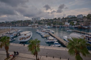 Antalya 'nın Kaleici ilçesinin eteğindeki eski Marina kenti. Antalya 'nın ilk limanıydı. Hala balıkçı tekneleri ve yatlarla aktif.