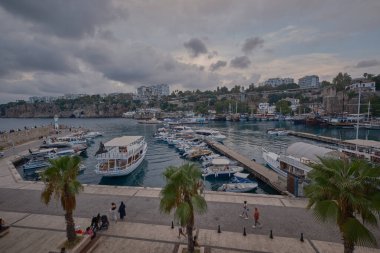 Antalya 'nın Kaleici ilçesinin eteğindeki eski Marina kenti. Antalya 'nın ilk limanıydı. Balıkçı tekneleriyle hala aktif.