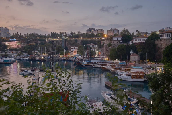 Antalya 'nın Kaleici ilçesinin eteğindeki eski Marina kenti. Antalya 'nın ilk limanıydı. Balıkçı tekneleriyle hala aktif.