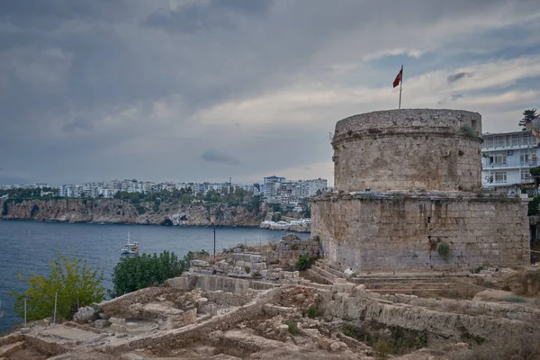 Eski şehir Marina 'daki Hidirlik Kulesi Antalya' daki Kaleici eski kasabasının eteğinde. Hindi. Romalılar tarafından 2. yüzyılda körfez manzaralı, yuvarlak taş bir kule inşa edilmiştir. 