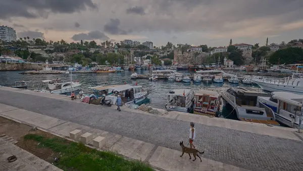 Antalya 'nın Kaleici ilçesinin eteğindeki eski Marina kenti. Antalya 'nın ilk limanıydı. Hala balıkçı tekneleri ve yatlarla aktif.